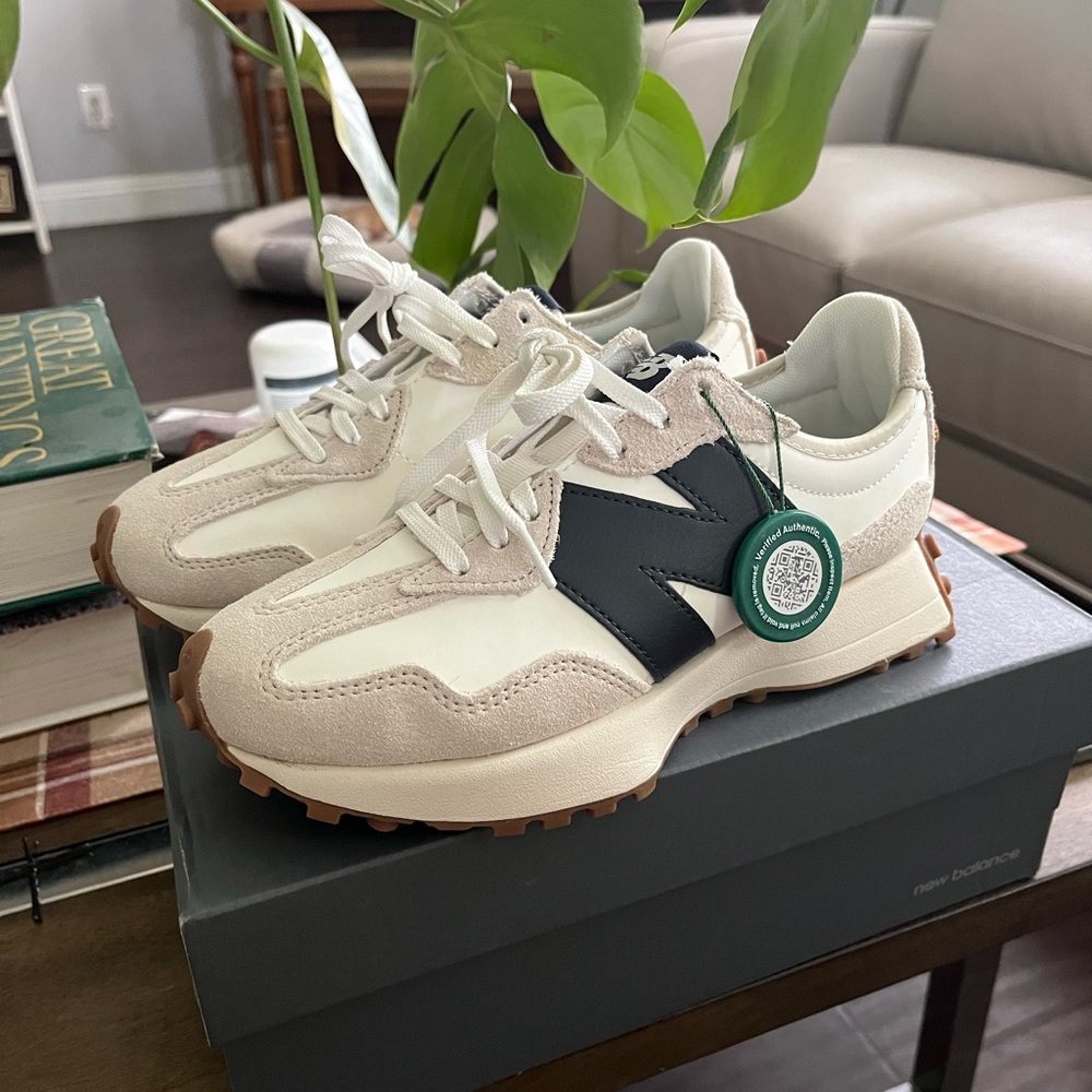 New Balance 327 Women’s 7, Moonbeam
